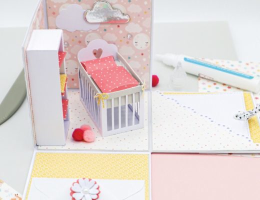 handgemachte Explosionsbox zur Geburt mit Babybettchen aufgeklappte Ansicht von links